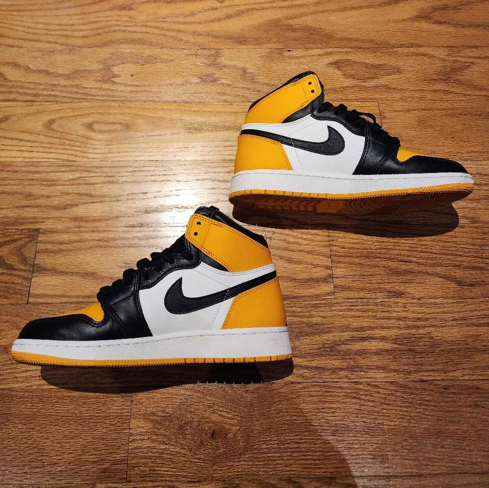 Kids Jordan Retro High 1 Sneakers - Picture 2 of 6